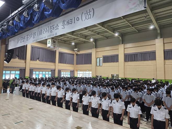▲ 경산고는 6월 5일 교내에서 전교생이 참석한 가운데 '2026 호국보훈의 달 기념 및 고(故) 이태훈 소령 장학금 전달식'을 거행했다. 경산고.