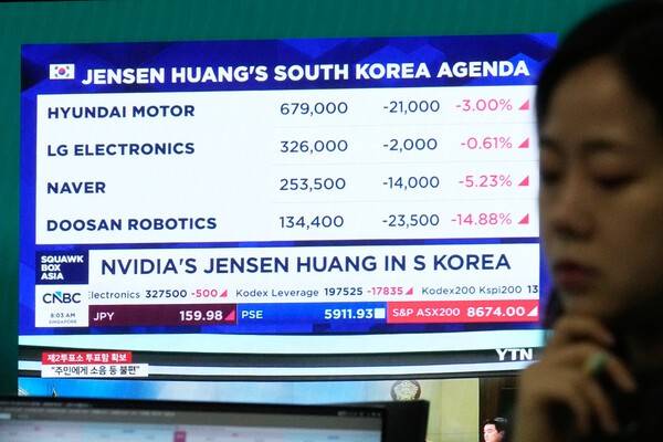 지난 5일 서울 하나은행 본사 외환거래실에서 엔비디아 CEO 젠슨 황의 한국 방문과 관련된 한국 기업들의 주가가 화면에 표시되고 있다.[출처=연합뉴스]