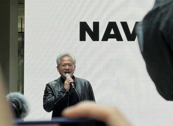 젠슨 황 엔비디아 최고경영자(CEO)가 8일 경기도 성남시 네이버 1784 사옥을 방문해 직원들에게 인사하고 있다.[출처=김신혜 기자]