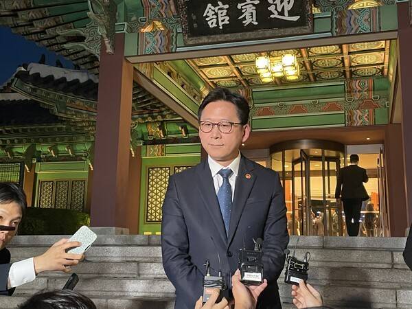 배경훈 부총리 겸 과학기술정보통신부 장관이 8일 서울 중구 신라호텔에서 열린 엔비디아의 코리아 AI 에코시스템 리셉션에 참석해 황 CEO와의 면담 이후 기자들과 질의응답을 갖고 있다. [출처=이경은 기자]&nbsp;