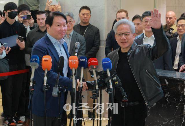 젠슨 황 엔비디아 최고경영자(CEO)가 8일 오전 서울 종로구 SK서린빌딩에서 최태원 SK그룹 회장과 만나 브리핑을 한 뒤 악수하고 있다. 2026.06.08[사진=유대길 기자 dbeorlf123@ajunews.com]