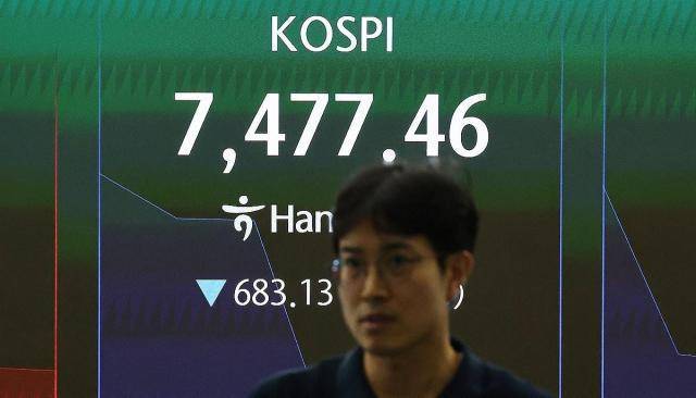 8일 국내 증시가 패닉에 빠지며 코스피 서킷브레이커가 발동된 가운데 서울 하나은행 딜링룸 딜러들이 분주하게 시장 상황을 주시하고 있다. [사진=연합뉴스]