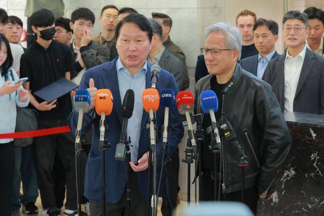 젠슨 황 엔비디아 최고경영자(CEO)가 8일 오전 서울 종로구 SK서린빌딩에서 최태원 SK그룹 회장과 만나 브리핑을 하고 있다. [사진=유대길 기자 dbeorlf123@ajunews.com]