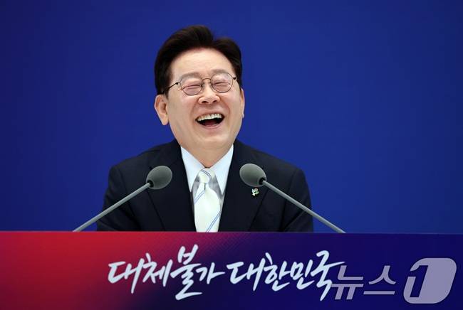 이재명 대통령이 8일 청와대 영빈관에서 열린 취임 1주년 기자회견에서 취재진 질문에 답변하고 있다. /제공=뉴스1