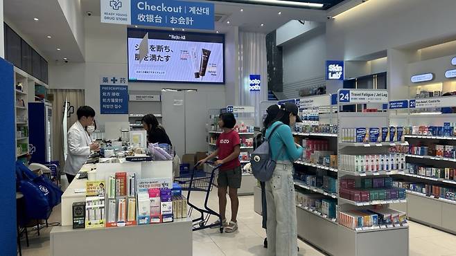 5일 명동레디영약국에서 외국인 관광객들이 결제하고 있다.(사진=연희진 기자)