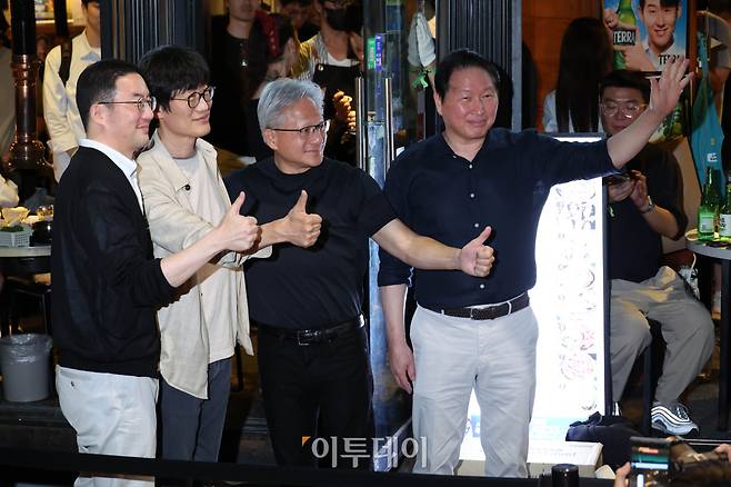 젠슨 황 엔비디아 최고경영자(CEO)가 5일 서울 마포구 홍대 인근 삼겹살 음식점 '형님 저요'에서 최태원 SK그룹 회장, 구광모 LG그룹 회장, 이해진 네이버 의장과 이른바 '삼소(삼겹살·소주) 회동’을 하며 포즈를 취하고 있다. 고이란 기자 photoeran@