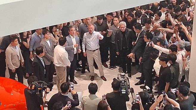 젠슨 황 엔비디아 최고경영자(CEO)가 현대차그룹 양재 본사를 방문해 정의선 현대차그룹 회장과 이야기를 나누고 있다. 김채빈 기자 chaebi@