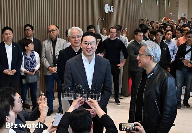 젠슨 황 엔비디아 최고경영자(CEO)가 8일 서울 영등포구 LG그룹 사옥을 방문해 구광모 LG회장과 언론브리핑을 갖고 있다./사진=이명근 기자 qwe123@