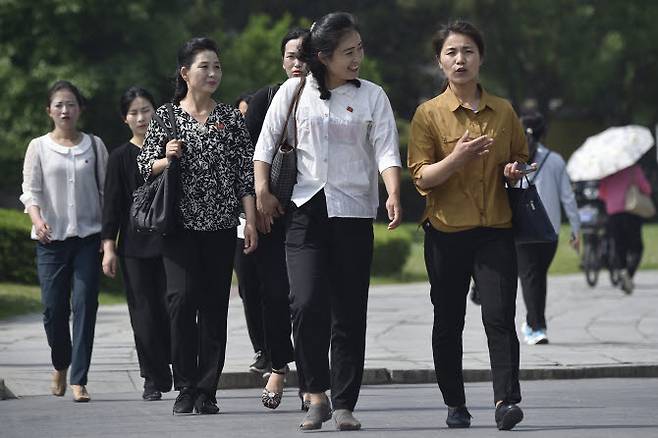 지난달 24일 북한 평양 개선문 인근 거리를 시민들이 걷고 있다. (사진=AFP)