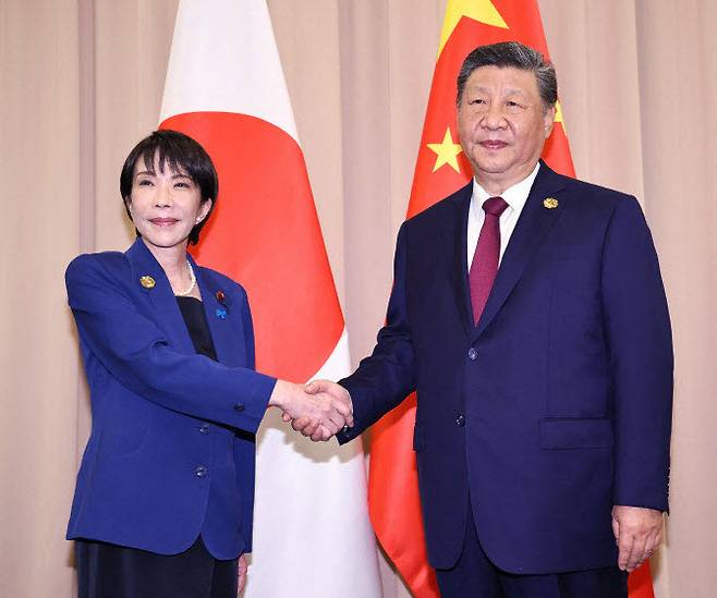 지난해 10월 31일 시진핑(오른쪽) 중국 국가주석과 다카이치 사나에 일본 총리가 경주에서 만나 인사하고 있다. (사진=AFP)