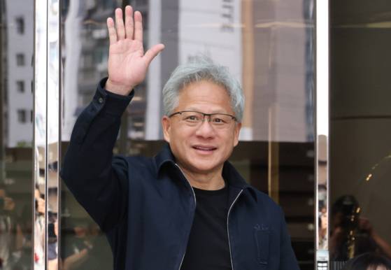 젠슨 황 엔비디아 최고경영자(CEO)가 5일 전용기편으로 서울 강서구 김포비즈니스항공센터(SGBAC)에 도착해 센터를 나서며 인사하고 있다. 〈사진=연합뉴스〉