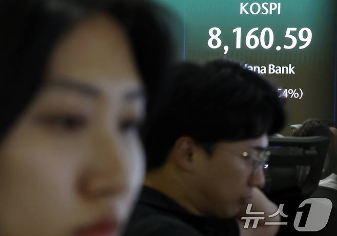 미국 뉴욕증시 '브로드컴 쇼크' 영향과 외국인의 반도체주 위주 차익 실현 매물이 쏟아진 5일 오후 서울 중구 하나은행 딜링룸 전광판에 코스피 등 종가가 표시되고 있다. 2026.6.5 ⓒ 뉴스1 박정호 기자