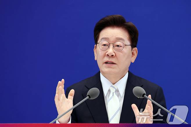 이재명 대통령이 8일 청와대 영빈관에서 열린 취임 1주년 기자회견에서 취재진 질문에 답변하고 있다. 2026.6.8 ⓒ 뉴스1 허경 기자
