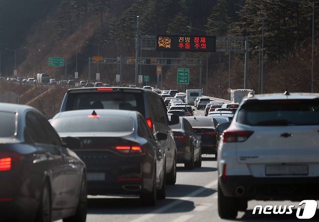기사 이해를 돕기 위한 강원 홍천군 서울양양고속도로 홍천휴게소 서울방향 자료 사진으로 기사 내용과 직접 관련 없음. ⓒ 뉴스1