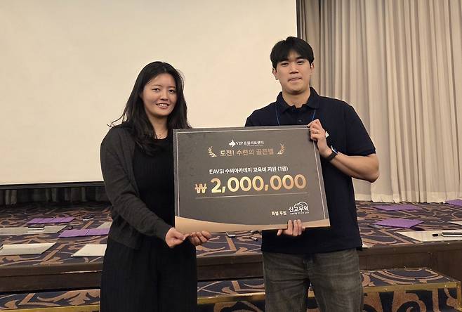 이영원 신교무역(왼쪽) 대표가 골든벨을 울린 손명준 수련의에게 교육비 지원을 약속하며 기념 사진을 찍고 있다. ⓒ 뉴스1