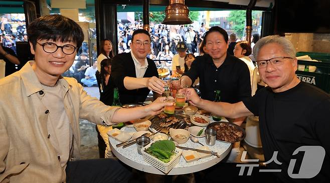 젠슨 황 엔비디아 최고경영자(CEO)가 5일 오후 서울 마포구 홍익대학교 인근의 삼겹살집에서 기업 총수들과 회동, 잔을 부딪치고 있다. 왼쪽부터 이해진 네이버 의장, 구광모 LG그룹 회장, 최태원 SK그룹 회장, 젠슨 황 엔비디아 최고경영자(CEO) (공동취재) 2026.6.5 ⓒ 뉴스1 이광호 기자