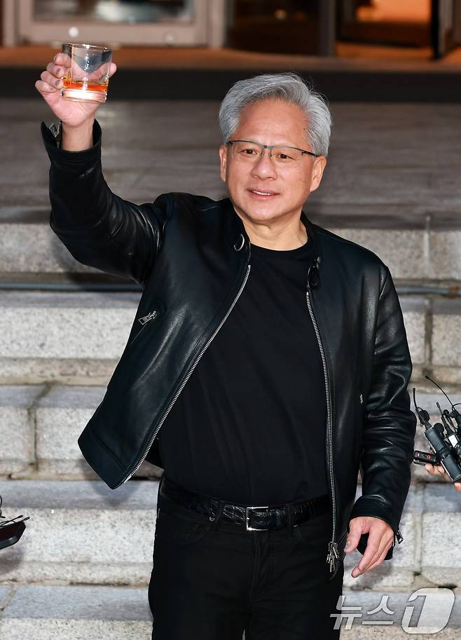 젠슨 황 엔비디아 최고경영자(CEO)가 8일 서울 중구 신라호텔에서 열린 '엔비디아 코리아 AI 에코시스템 리셉션'을 마친 후 취재진의 질의에 답하고 있다. (공동취재) 2026.6.8 ⓒ 뉴스1 김민지 기자