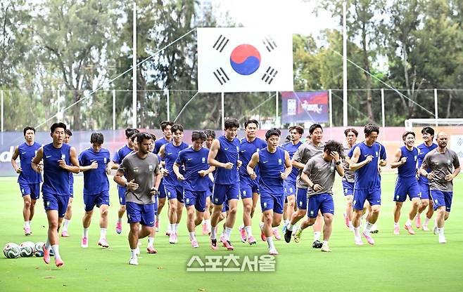 2026 북중미 월드컵에 참가하는 축구국가대표팀이 7일 멕시코 과달라하라 인근 사포판의 치바스 베르데 바예에서 대형 태극기 아래에서 첫 훈련을 진행하고 있다. 2026. 6. 7. 과달라하라(멕시코) | 박진업 기자 upandup@sportsseoul.com