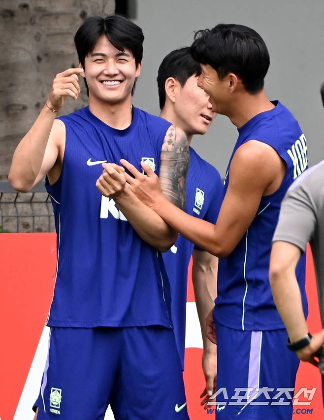 갑자기 카메라를 향해 손짓을 하더니