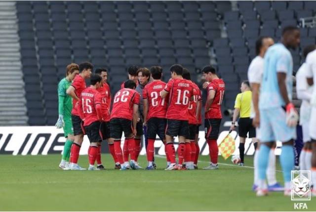 한국 축구 대표팀이 지난 3월 코트디부아르와의 친선경기 중 '하이드레이션 브레이크'를 보내고 있는 장면. 각종 구설에 오른 홍명보 감독이 새로운 하이드레이션 브레이크를 어떻게 활용할지 기대와 걱정이 교차되고 있다. / 대한축구협회 제공