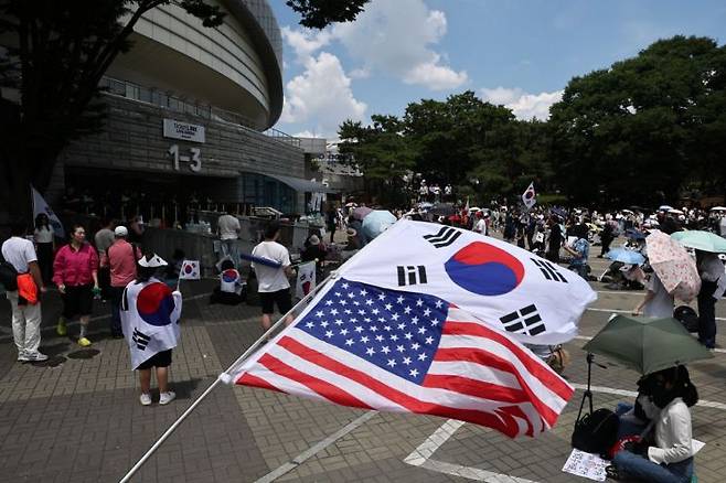 지방선거 투표용지 부족 사태를 규탄하며 재선거를 요구하는 개표소 봉쇄 시위가 계속되고 있는 8일 서울 송파구 올림픽공원 핸드볼경기장 출입구 앞에서 시민들이 구호를 외치고 있다. 연합뉴스