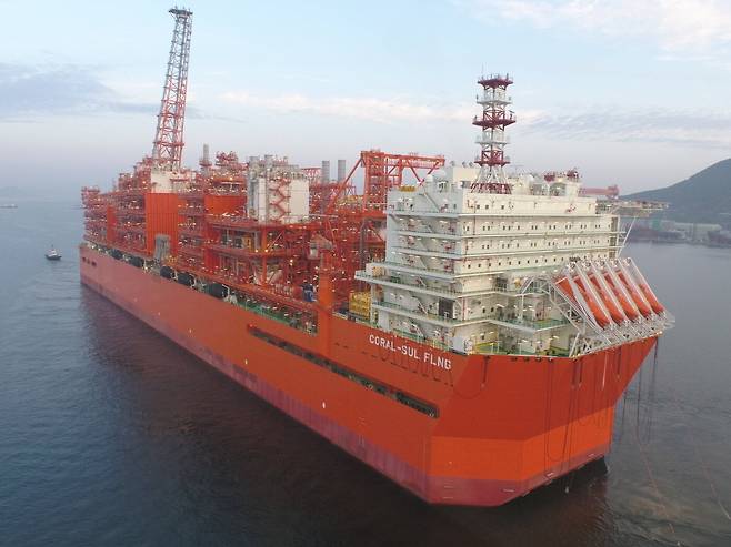 삼성중공업이 건조한 부유식 액화천연가스 생산설비(FLNG)의 모습. /뉴스1