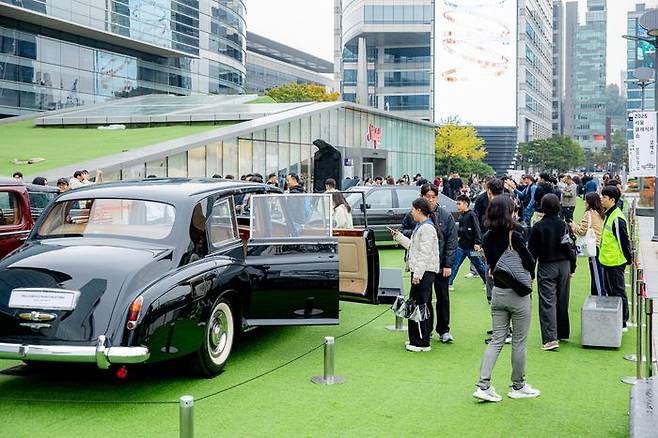 '서울클래식카쇼2025' 현장을 찾은 관람객들 ⓒ한국클래식카협회
