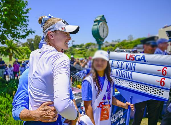 전인지, 김세영 프로 등과 우승 경쟁한 2026년 미국여자프로골프(LPGA) 투어 메이저 대회 제81회 US여자오픈에서 우승을 차지한 세계랭킹 1위 넬리 코다(미국)가 최종라운드 경기를 앞두고 다른 선배 선수들과 인사하는 모습이다. 사진제공=USGA/Logan Whitton (사진을 무단으로 사용하지 마십시오.)