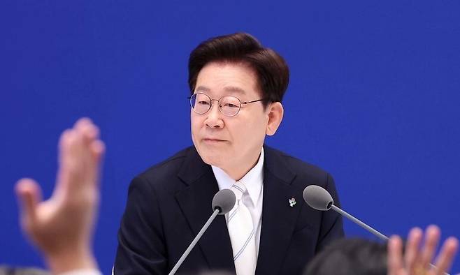 이재명 대통령이 8일 청와대에서 열린 취임 1주년 기자회견에서 취재진의 질문을 받고 있다. 박종식 기자 anaki@hani.co.kr