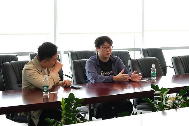 4월 17일 중국 광둥성 선전 난산구에 위치한 선전한인상공회 회의실에서 신영철(오른쪽) 남방과기대 교수가 본보 인터뷰에 응하고 있다. 선전=나광현 기자