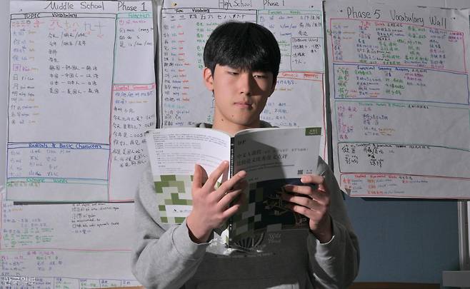 4월 29일 대전 유성구 대전외국인학교의 중국어 교실에서 중국 칭화대 스마트제조및장비공학과에 진학 예정인 김승현군이 본보 인터뷰에 응하고 있다. 대전=최주연 기자