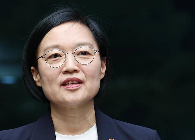 한성숙 국무총리 후보자가 8일 서울 종로구 금융감독원 연수원에 마련된 인사청문회 준비사무실로 첫 출근하며 지명 소감을 밝히고 있다. 뉴시스
