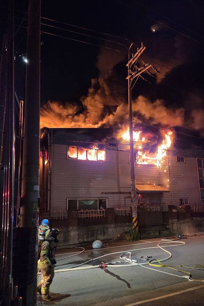 7일 오후 9시 5분께 경기도 안산시 단원구 성곡동 소재 포장지 공장에서 불이 나 소방당국이 진화 중이다. 사진 경기도소방재난본부