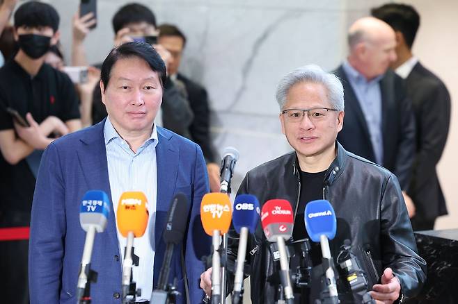 젠슨 황 엔비디아 최고경영자(CEO), 최태원 SK그룹 회장이 8일 오전 서울 종로구 SK 서린빌딩에서 엔비디아-SK 협력 관련 언론브리핑을 하고 있다. 뉴스1