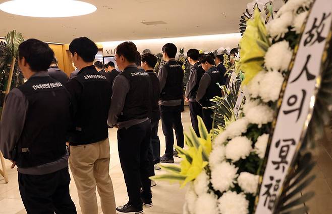 지난 7일 대전 유성구의 한 장례식장에서 한화에어로스페이스 대전사업장 폭발 참사 희생자의 발인이 동료들의 배웅 속에서 엄수되고 있다. 연합뉴스