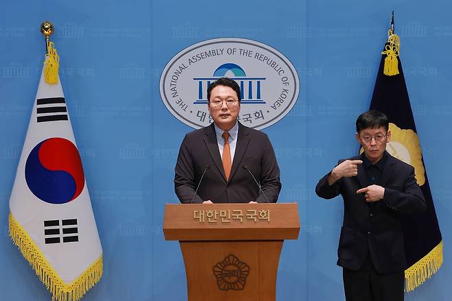 개혁신당 천하람 원내대표가 8일 국회 소통관에서 6·3 지방선거 투표용지 부족 사태와 관련해 강동완 중앙선거관리위원회 사무차장으로부터 보고 받은 내용을 설명하며 '선별적 재선거' 실시를 촉구하고 있다. 연합뉴스