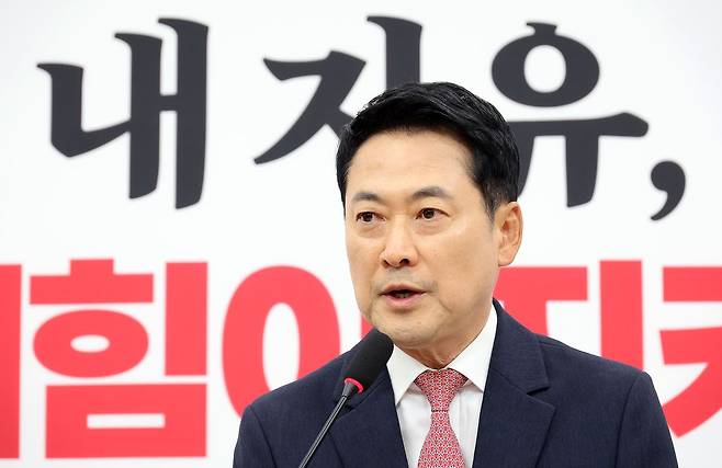 장동혁 국민의힘 대표가 8일 국회에서 이재명 대통령의 취임 1년 기자회견과 관련한 입장을 밝히고 있다. 연합뉴스