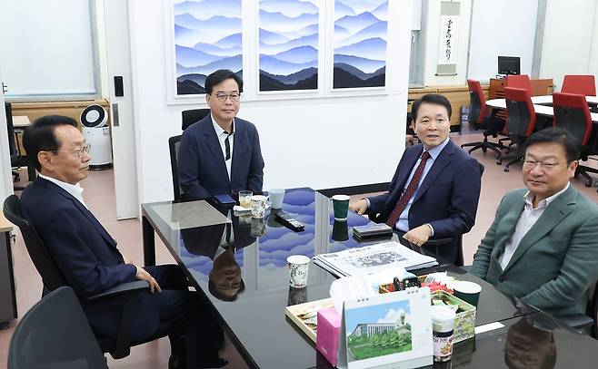 국민의힘 원내대표 출마를 선언한 김도읍, 성일종, 정점식 의원이 7일 서울 여의도 국회에서 송언석 전 원내대표와 회동하고 있다. 뉴스1