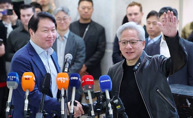 젠슨 황 엔비디아 최고경영자(CEO)와 최태원 SK그룹 회장이 8일 오전 서울 종로구 SK 서린빌딩에서 열린 엔비디아-SK 협력 관련 언론브리핑을 마친 후 악수하고 있다. 뉴스1