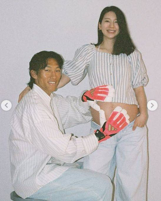 북중미 월드컵을 앞둔 축구대표팀 골키퍼 김승규와 아내 모델 김진경이 함께 찍은 만삭 사진. 김진경은 최근 딸을 출산했다. 사진 김진경 인스타그램