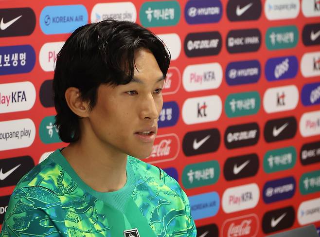 2026 북중미 월드컵에 출전하는 한국 축구 국가대표팀의 골키퍼 김승규가 7일(현지시간) 멕시코 과달라하라 인근 사포판의 치바스 바예 베르데에서 열리는 팀 훈련에 앞서 기자회견에 참석해 질문에 답하고 있다. 연합뉴스