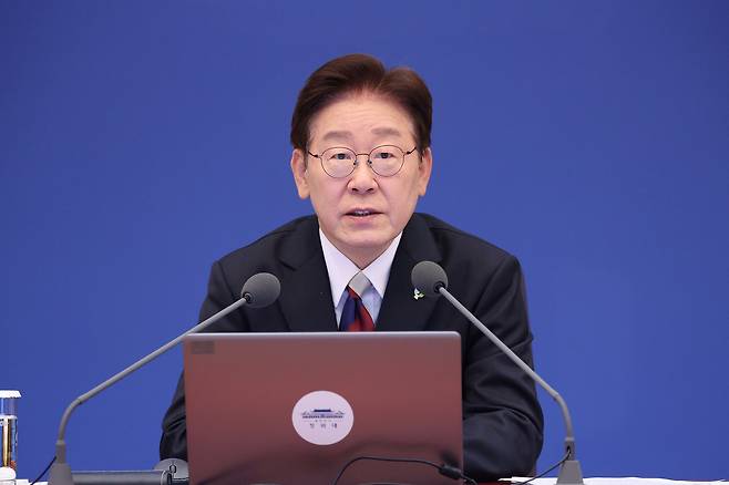 이재명 대통령이 지난 4일 청와대에서 열린 수석보좌관회의에서 발언하고 있다. 청와대사진기자단