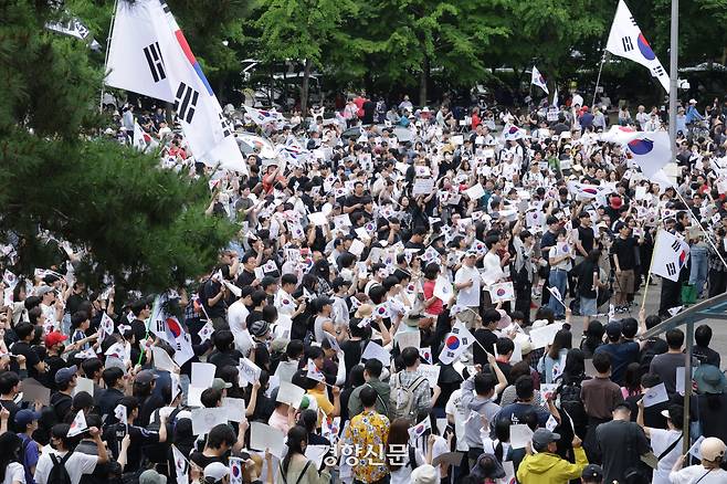 6·3 지방선거에서 일어난 투표용지 부족 사태를 비판하며 재선거를 요구하는 시민들이 지난 7일 서울 송파구 올림픽공원 핸드볼경기장 개표소 앞에 모여 구호를 외치고 있다. 정효진 기자