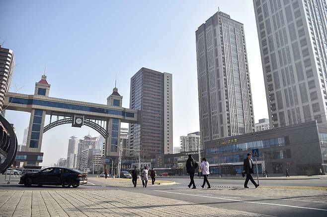 사람들이 지난 3월23일 북한 평양 화성지구의 한 거리를 걷고 있다. AFP연합뉴스