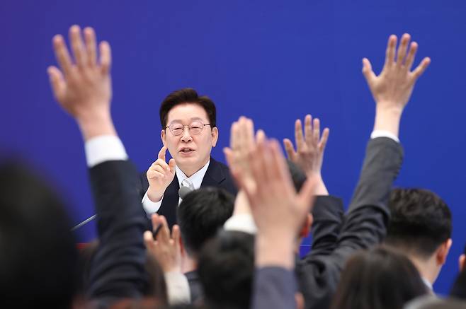 이재명 대통령이 8일 청와대 영빈관에서 열린 취임 1주년 기자회견에서 취재진의 질문을 받고 있다. 연합뉴스