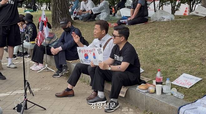 8일 서울 송파구 잠실 올림픽공원에서 유튜버 전한길 씨가 라이브 방송을 하고 있다. 하주언 기자