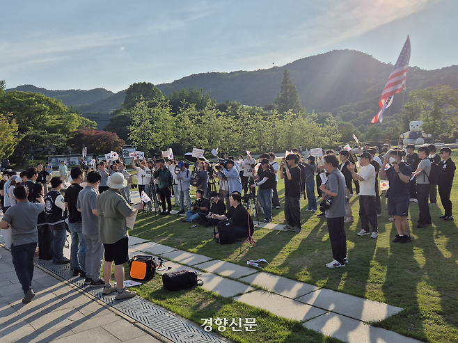 극우성향 단체 트루스포럼이 8일 서울 관악구 서울대학교 행정관 앞에서 재선거·사전투표 폐지 등을 요구하는 시국선언을 열고 있다. 김태욱 기자