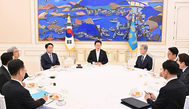 헌재소장·국회의장·대법원장·총리와 회동 이재명 대통령이 8일 청와대에서 투표용지 부족 사태를 논의하기 위해 4부 요인과 회동하고 있다. 사퇴한 노태악 중앙선거관리위원장은 불참했다. 청와대사진기자단