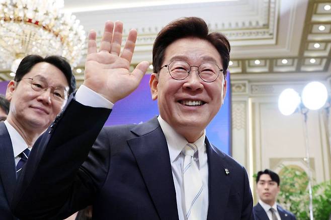 이재명 대통령이 8일 청와대에서 취임 1주년 기자회견을 마친 후 참석자들에게 인사하고 있다. 연합뉴스