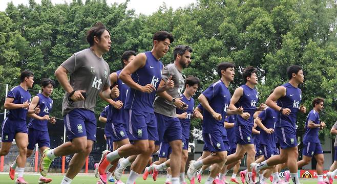 2026 FIFA 북중미 월드컵에 출전하는 한국 축구 국가대표팀이 8일(한국시간) 멕시코 과달라하라 인근 사포판의 치바스 바예 베르데에서 열린 팀 훈련에서 러닝으로 몸을 풀고 있다. 연합뉴스